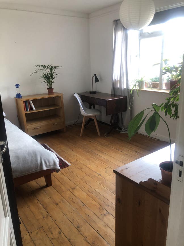Its a lovely quiet  sunny room. Main Photo