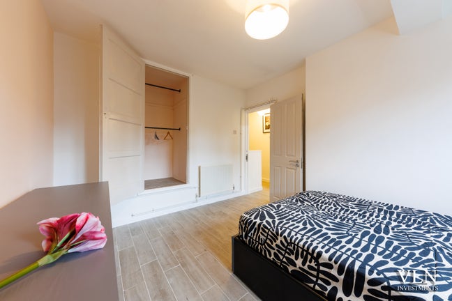 ✅ Rare Opportunity in Old Street - Call Now Main Photo