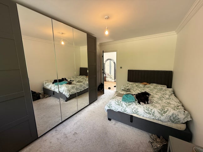 Modern Double room in a shared house Main Photo