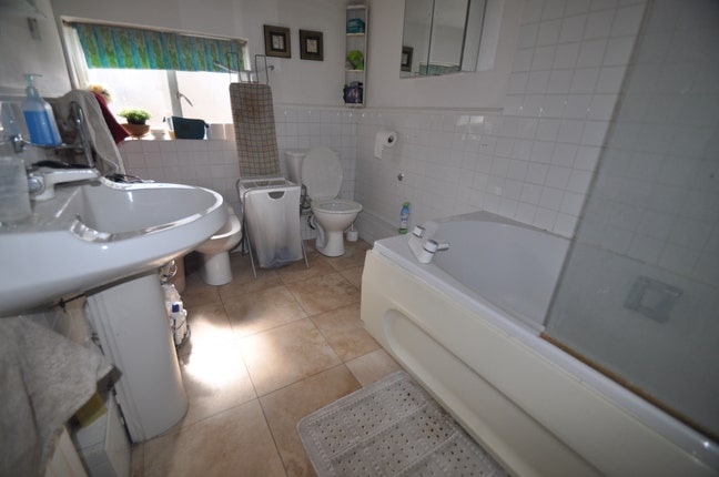 Large Room 15 Min Walk Ealing Broadway  Main Photo
