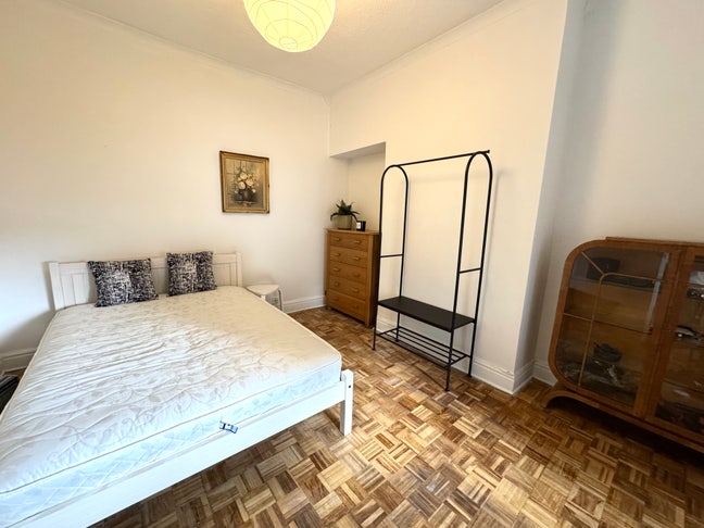 Large, sunny room  Main Photo