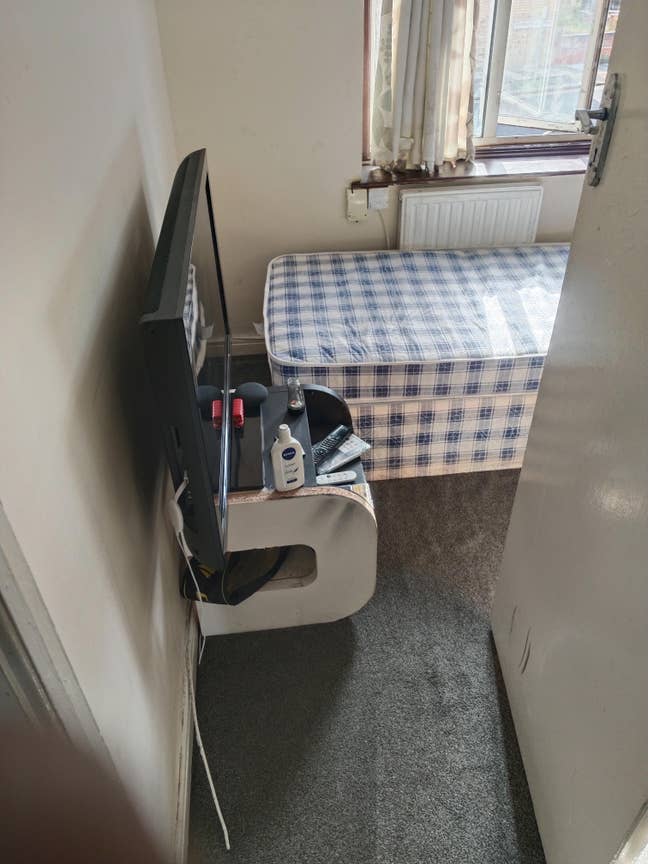 Single room available, ready to move  Main Photo