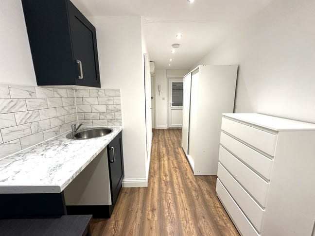 Modern ground-floor double en-suite room  Main Photo