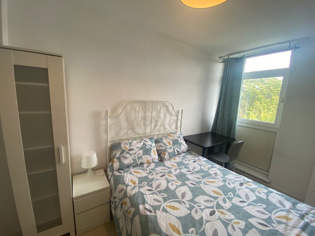 Shoreditch ! Spacious Double ! Available Now ! Main Photo
