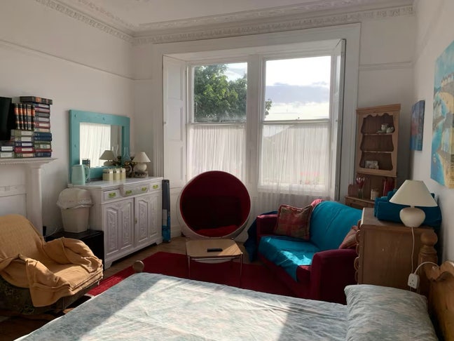 Large bed sitting room on the Quay Walls Main Photo
