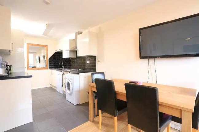 ✨ 2 Rooms Available in 4-Bedroom Flat – Bow, East  Main Photo