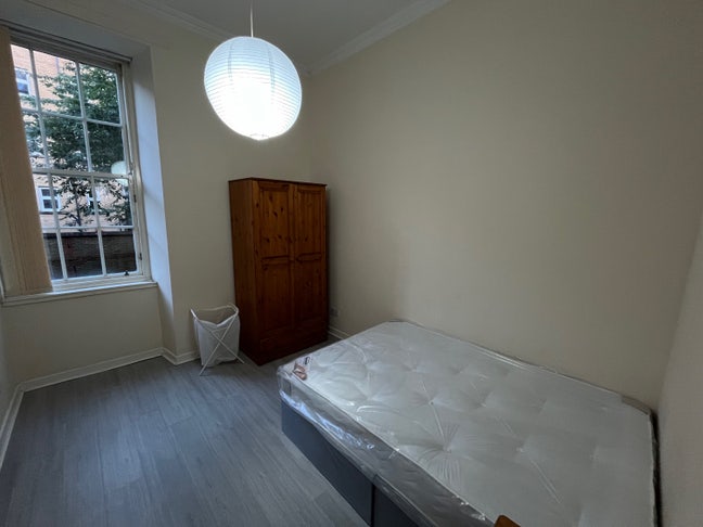 Double Room in Kelvinbridge Available for Rent! Main Photo