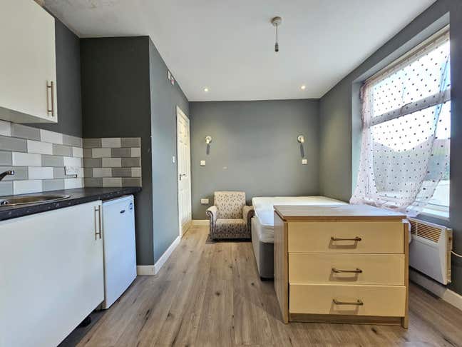 DSS-Studio Flat Available in  Merton Sutton SM4 Main Photo
