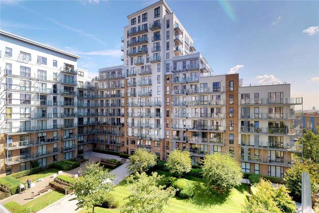 Bright Double Bedroom w. balcony near Canary Wharf Main Photo