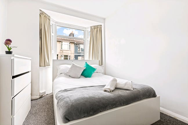 Luxury renovated rooms in a bright & airy house  Main Photo