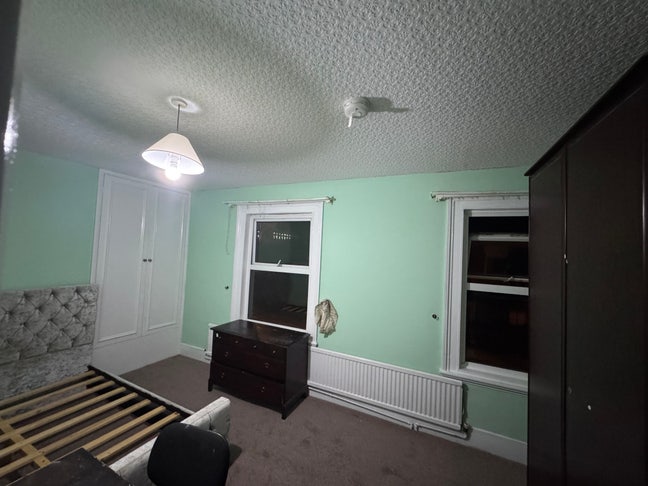 Double Room  for a Working Prof. in Redhill Main Photo