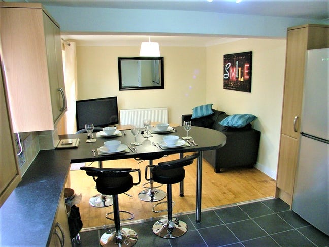 Beautiful room for professional nr Elizabeth Line Main Photo