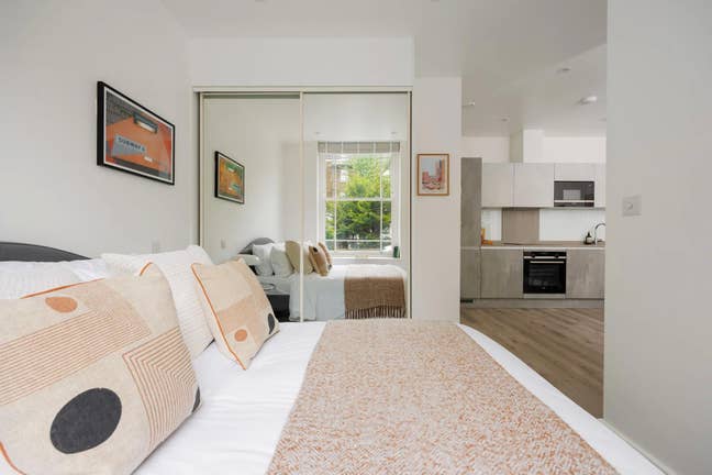 Private Studio Flat with all Amenities| Bills Inc! Main Photo