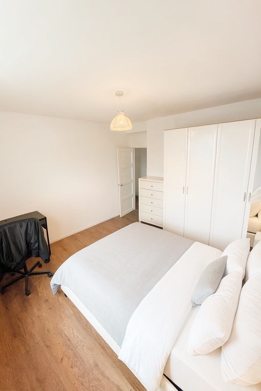 Bright Rooms in Refurbished Flat - Mile End Main Photo