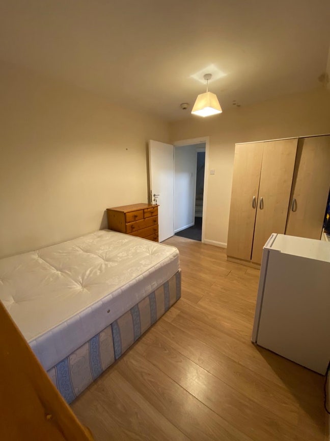 🛏️ Double Room for single use in- Neasden  Main Photo