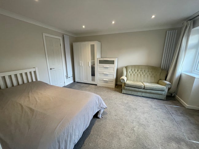 Private bedroom, kitchen and bathroom in Ringwood Main Photo