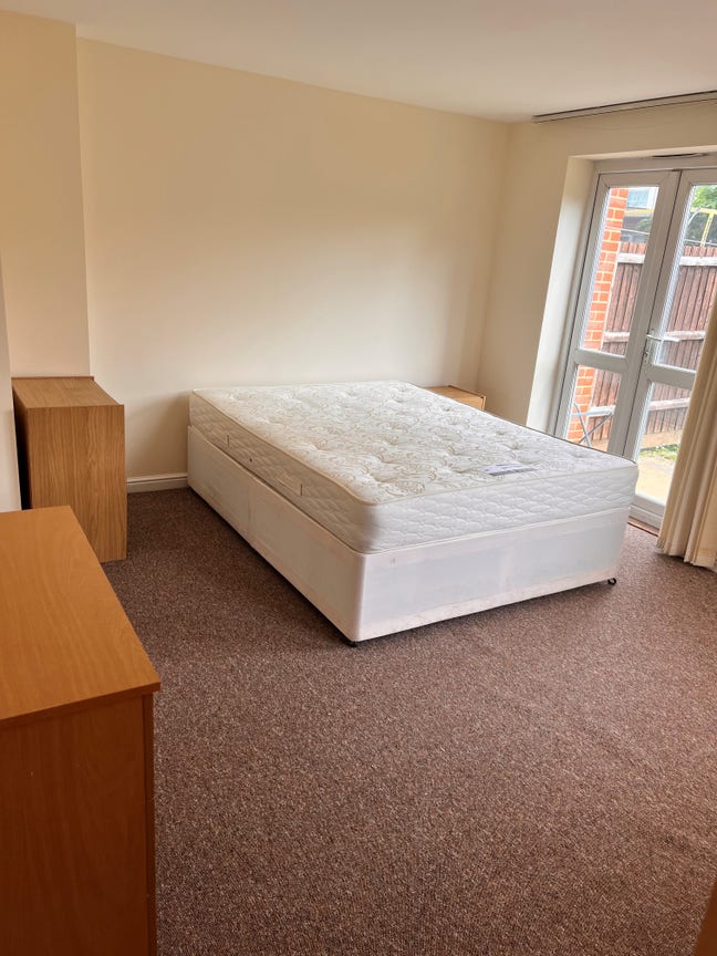 Large double furnished room with french doors Main Photo
