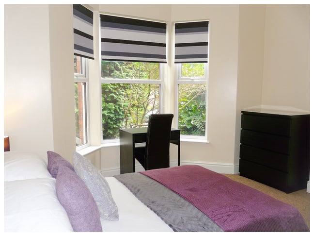 Lovely Double Ensuite  nr Stockport Train  Station Main Photo