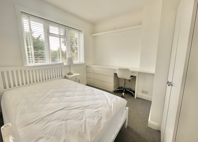 Double Room, close to station, 10 mins to beach Main Photo