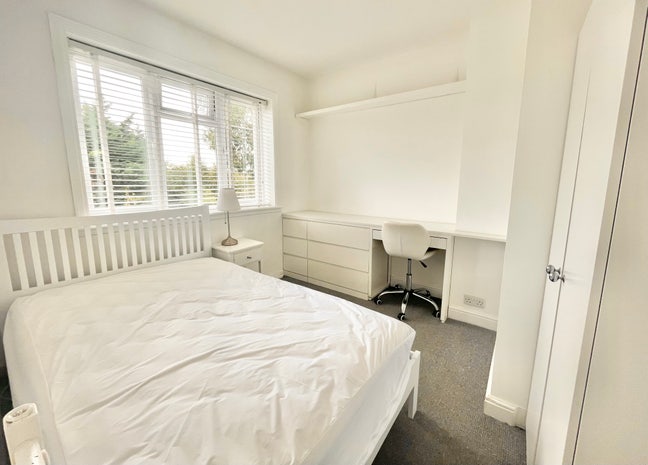 Double Room, close to station, 10 mins to beach Main Photo