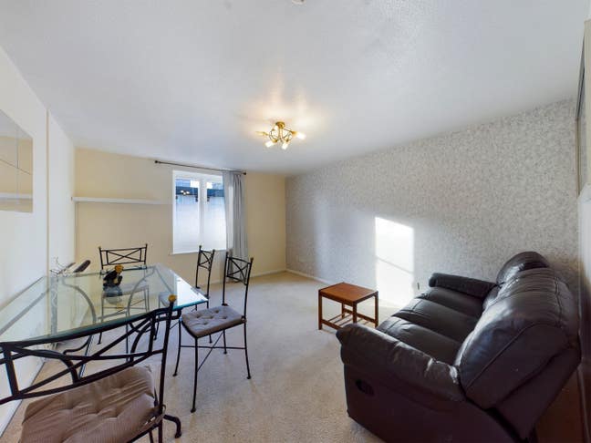 Poplar – 2 Bedrooms Flat Main Photo