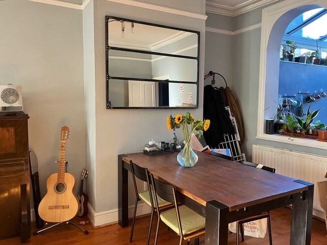 Gorgeous Double Room In Social Wimbledon House! Main Photo