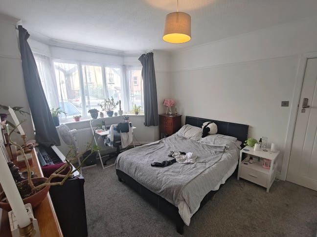Double Room sharing bathroom with 1 other person Main Photo
