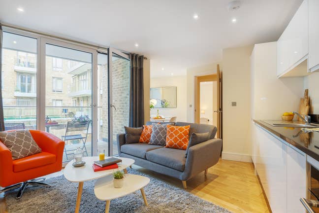 Two Bed/One Bed Apt at Canary Gateway in Limehouse Main Photo