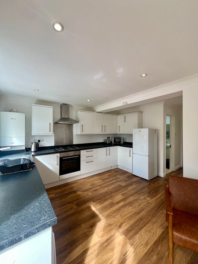 Newly Refurbished 5 Bed Professional Shared Home Main Photo
