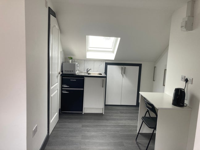 Modern Rm Quiet Road - Moments from Elizabeth Line Main Photo