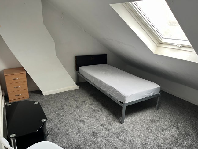Room near Aldershot ctr/station Highly Rated! Main Photo