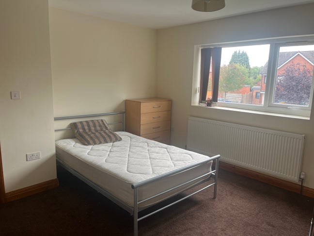 2 bedrooms in a six bed shared house available Main Photo