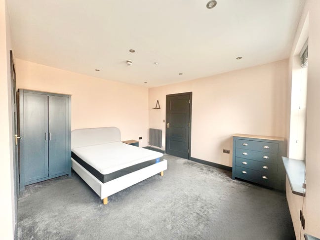 Spacious Double Ensuite in Heart of Chatham  Main Photo