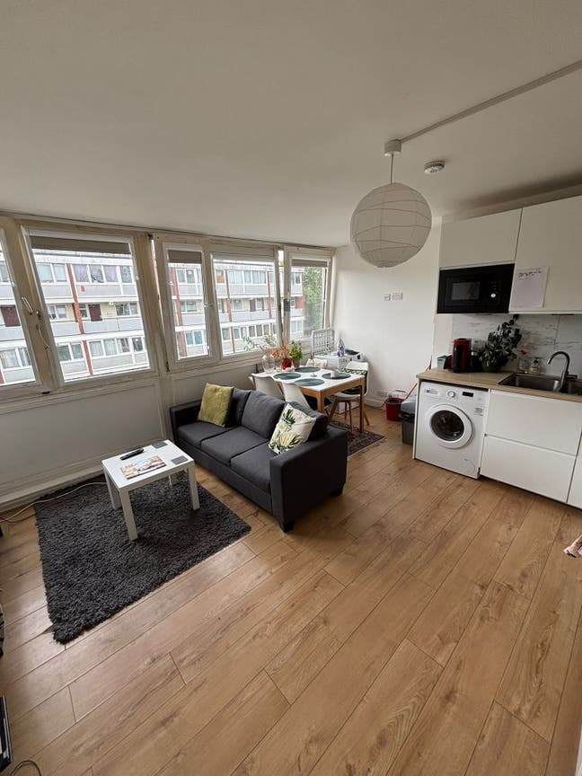 Lovely room in clean tidy flat Main Photo