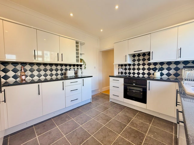 Welcome to this fully renovated house share Main Photo