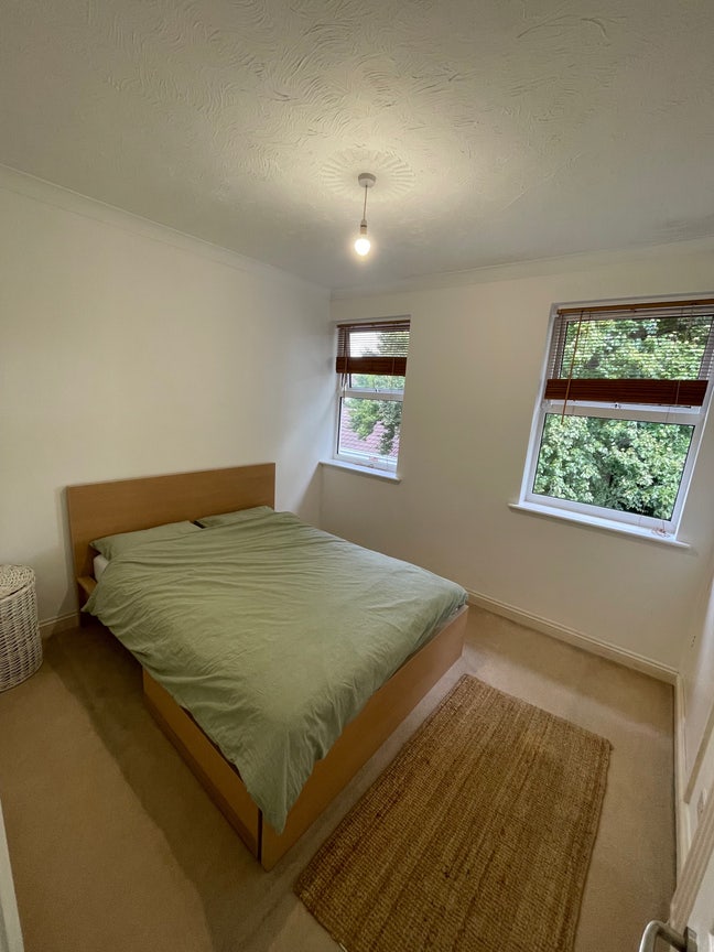 Kings Ave, large bed room in flat share.  Main Photo