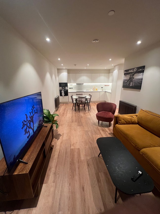 *Bills Included* Room in Luxury Apartment Main Photo