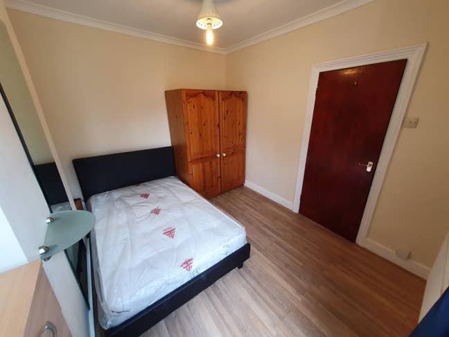 Room to rent in a quiet house in Chingford Main Photo