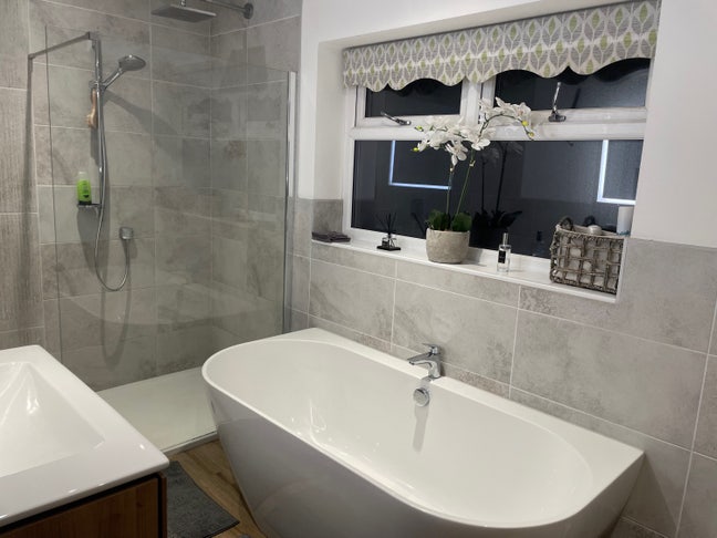 Very nice room, in rural village close to M6 Main Photo