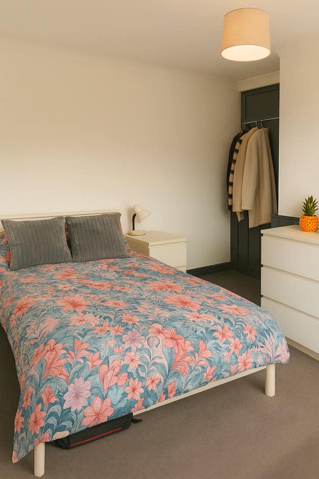 Lovely Room in High Spec Professional House-Share Main Photo
