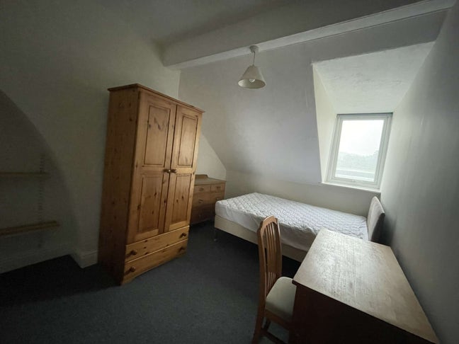 Double bed in Town near  Main Photo