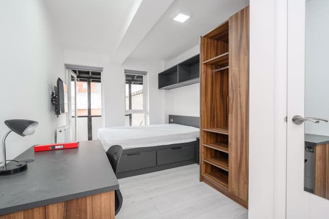 Beautiful Double En Suite - Balcony - Bills Inc. Main Photo