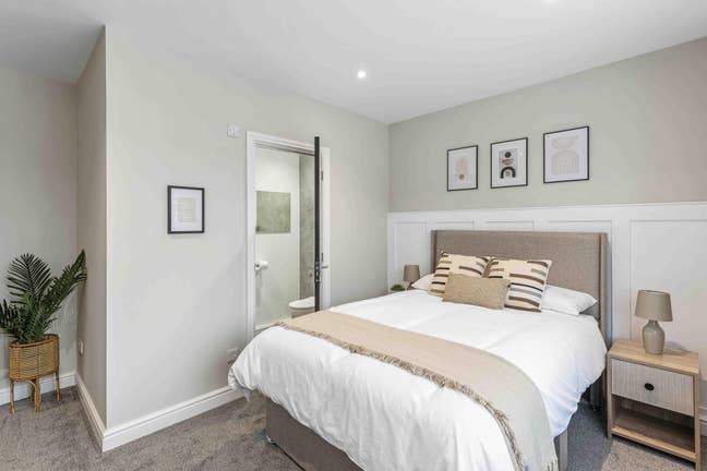 Premium Bay-Window Ensuite Room-Best Location Main Photo