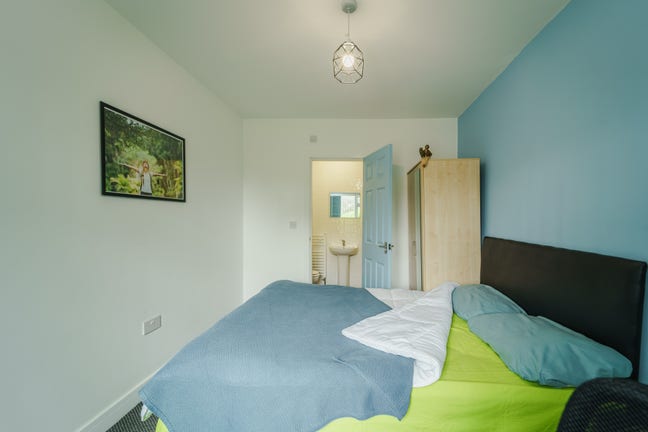 Spacious and modern 8-bedroom all en-suite HMO  Main Photo