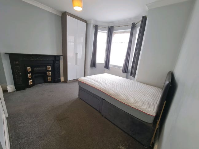 Town centre ensuite room female preferred Main Photo