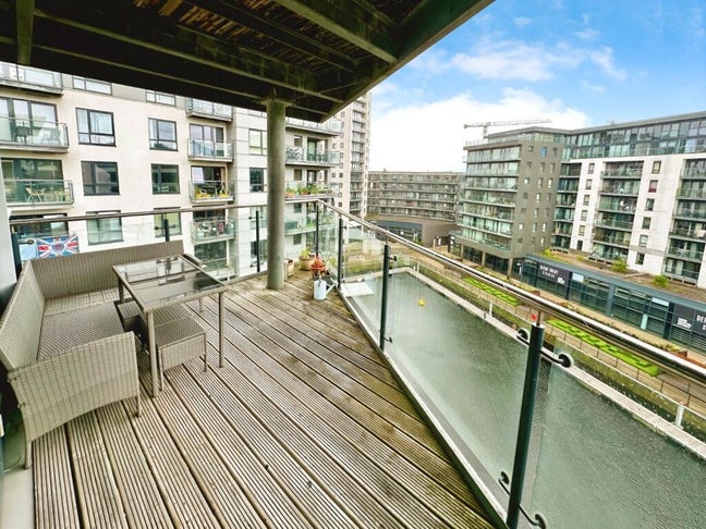 Leeds Dock 2 Bed Apartment with balcony Main Photo