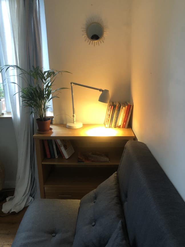 Its a lovely quiet  sunny room. Main Photo