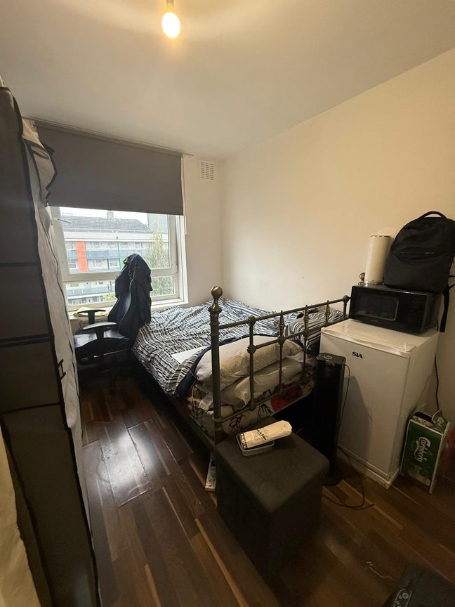 Great Size Room - Premium Location - Bow E3! Main Photo