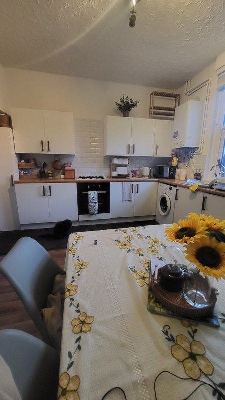 Small double bedroom - £500 all bills included  Main Photo