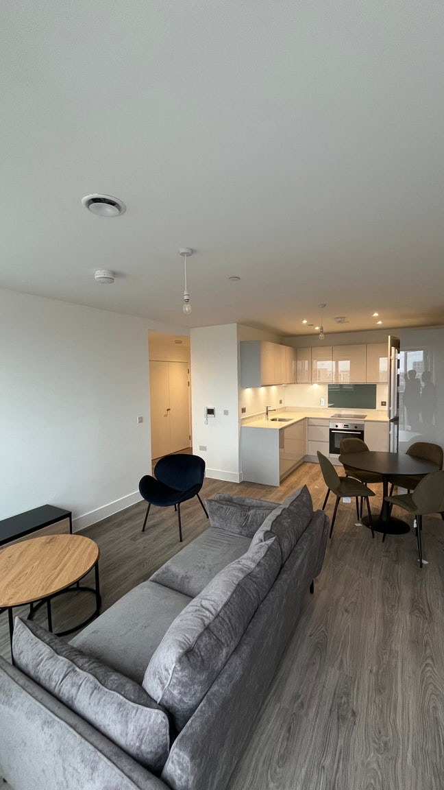 Spareroom in a 2 bed, 2 bath 2mins Main Photo